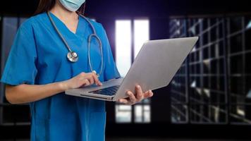 medicin läkare hand som arbetar med moderna digitala tablett datorgränssnitt som medicinskt koncept foto