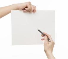 kvinnlig hand som håller vitt tomt papper foto