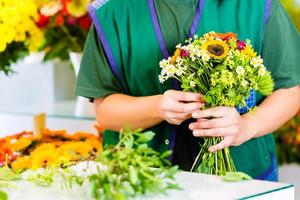 kvinnlig blomsterhandlare i blomsterbutik