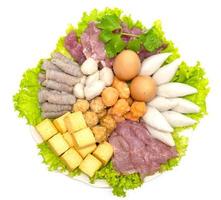 olika färska grönsaker för sukiyaki på vit bakgrund foto