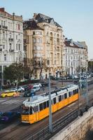 den berömda gula spårvagnen i budapest. foto