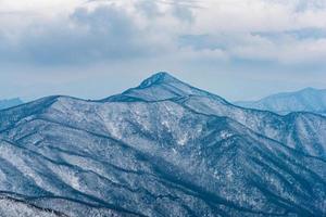 vinterlandskapssnö i berg i Korea. foto