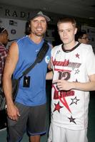 los angeles, 1 maj - joshua morrow, grayson boucher anländer till den första årliga ball up kändis streetball match på cal state northridges matadome stadion den 1 maj 2011 i Northridge, ca. foto