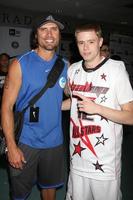 los angeles, 1 maj - joshua morrow, grayson boucher anländer till den första årliga ball up kändis streetball match på cal state northridges matadome stadion den 1 maj 2011 i Northridge, ca. foto