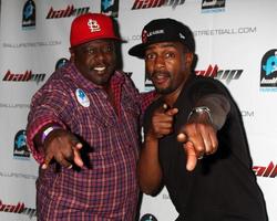 los angeles, 1 maj - cedric the entertainer, bill bellamy anländer till den första årliga ball up kändis streetball match på cal state northridges matadome stadium den 1 maj 2011 i Northridge, ca. foto