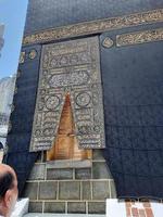 mecka, saudiarabien, juni 2022 - vacker utsikt över kaba och ingången till kaba i moskén al haram i mecka. foto