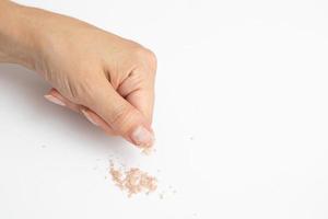 vätska för hemborttagning av gelnagellack i aktion på en kvinnas hand foto