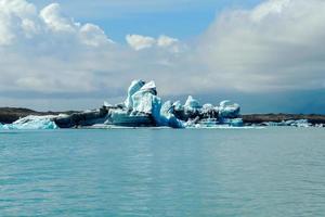 klarblått isberg som flyter i sjön jokulsarlon blått kallt vatten på Island 26 foto