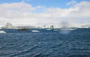 klarblå isberg som flyter i sjön jokulsarlon blå kallt vatten på Island 64 foto