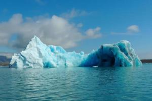 klarblått isberg som flyter i sjön jokulsarlon blått kallt vatten på Island 14 foto