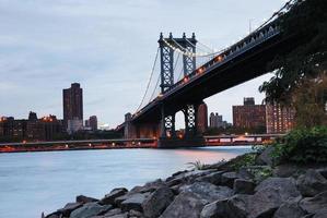 new york city manhattan bridge över hudson river foto