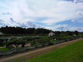 vitt hus i en vacker grön park. vacker landskapsdesign i en privat gård foto