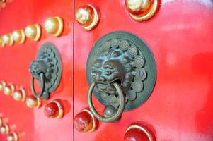 röd kinesisk dörr i hong kong foto