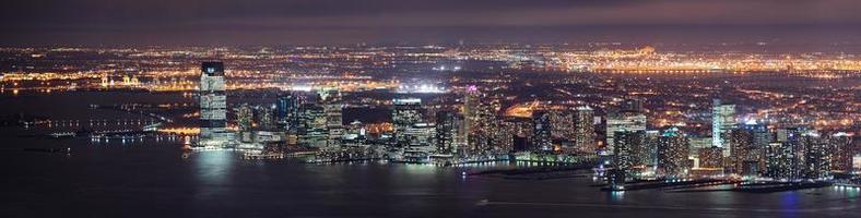 new jersey nattpanorama från new york city manhattan foto