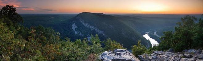 panoramautsikt över bergstoppen foto