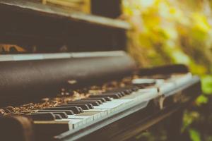 gammalt piano i trädgården. mjukt fokus. vintage stil. foto