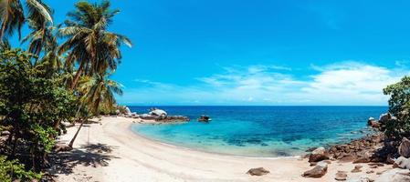 tropisk strand och blått hav på sommaren foto