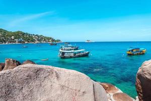 utsikt över bukten och klipporna på ön, shark bay koh tao foto