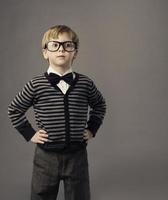 pojke i glasögon, liten barnporträtt, smart smart casualkläder för barn