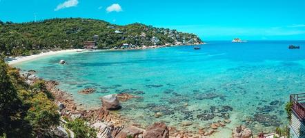 utsikt över bukten och klipporna på ön, shark bay koh tao foto