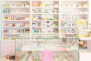 apotek apotek oskärpa abstrakt bakgrund med medicin och sjukvård produkt på hyllorna foto