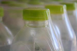 vattenflaskor i plastförpackning foto