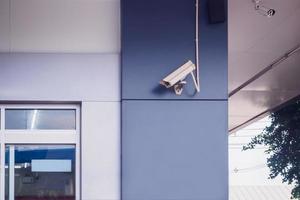 CCTV-säkerhetskamera på väggen foto