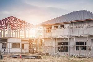 byggande bostäder nytt hus pågår på byggarbetsplatsen foto