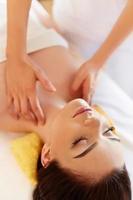 spa-massage. vacker kvinna får spa-behandling i salong. foto