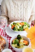 kvinna med grönsaker för Thanksgiving middag hemma kök foto