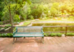 oskärpa bänk i parken sommartid naturlig bakgrund foto