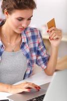 le kvinna online shopping med dator och kreditkort i foto