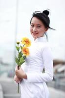 vietnamesisk ung flicka i vit traditionell klänning aodai foto