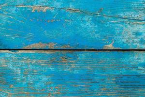 gamla brädor täckta med blå färg. textur bakgrund av trä. sliten yta. foto