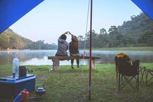 resa camping vid sjön. campare är på sitt läger i namtok sam lan nationalpark saraburi, i thailand. foto