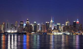 new york city manhattan midtown skyline i skymningen foto