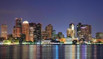 boston downtown panorama i skymningen foto