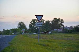 asfalterad väg i skogen på kvällen foto