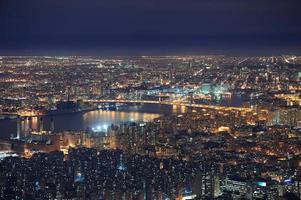 new york city manhattan skyline flygfoto i skymningen foto