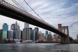 new york city skyline med brooklyn bridge foto