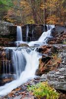 höstvattenfall i berg foto