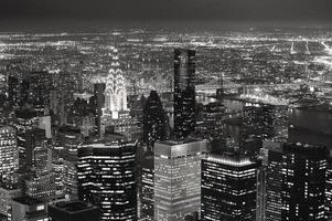 new york city manhattan skyline flygfoto i skymningen foto