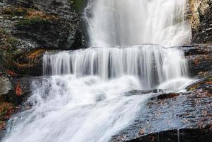 höstvattenfall i berg foto