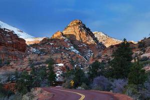 zion nationalpark med väg och snö foto