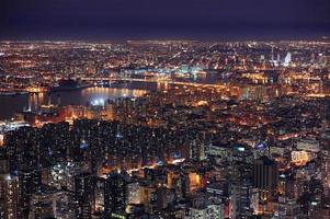 new york city manhattan skyline flygfoto i skymningen foto