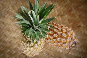 ananasfrukter efter skörd. ananas är tropiska frukter som är rika på vitaminer, enzymer och antioxidanter. de kan hjälpa till att stärka immunförsvaret. gratis foto