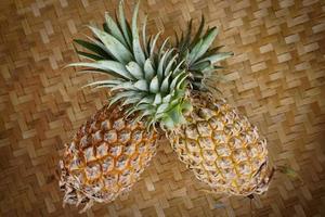 ananasfrukter efter skörd. ananas är tropiska frukter som är rika på vitaminer, enzymer och antioxidanter. de kan hjälpa till att stärka immunförsvaret. gratis foto