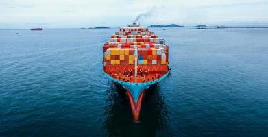 antenn framför lastfartyg som transporterar container och kör för exportvaror från lastvarvshamn till anpassad oceankoncept fraktfrakt med fartyg. foto