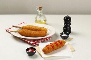 corndog med tomatsås pålägg, populär koreansk gatumat. foto