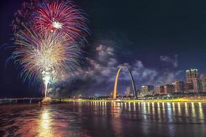 4 juli fyrverkerier över det berömda monumentet av gateway arch i Missouri med St Louis skyline och Mississippi River, Missouri, USA foto